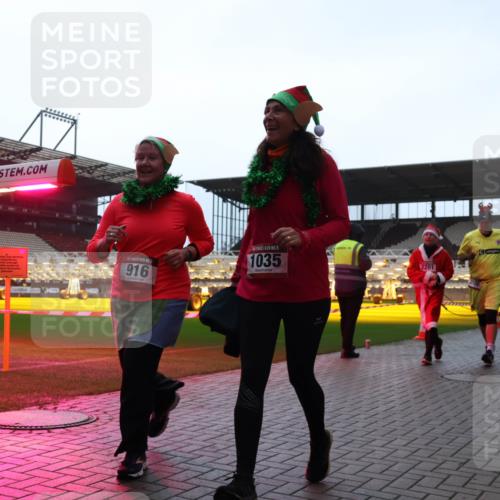07.12.2025 - St. Pauli X-Mass-Run No. 15 Luisa Fischer http://msf.ph/oto/9382771 07.12.2025 10:50:25 Ziel 916, 1035, 2201, 40, 157, 904, 905, 916, 1035, 1179, 1232, 2100, 2201, 2338, 2340, 2341, 2575, 2777, 2779, 3026, 3030, 3380, 4855 meine-sportfotos.de