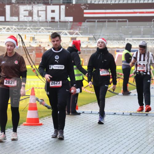 07.12.2025 - St. Pauli X-Mass-Run No. 15 Luisa Fischer http://msf.ph/oto/9382772 07.12.2025 11:24:10 Ziel 899, 2821, 2823, 2037, 24, 714, 2812, 593, 714, 1141, 2037, 2387, 2389, 2409, 2814, 2821, 2823, 3071, 3190, 3191, 3302, 4648 meine-sportfotos.de