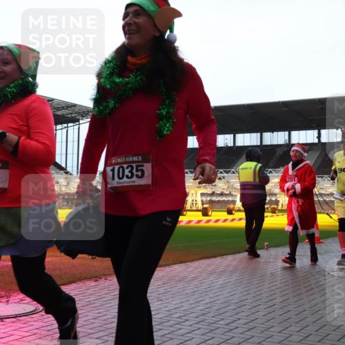 07.12.2025 - St. Pauli X-Mass-Run No. 15 Luisa Fischer http://msf.ph/oto/9382774 07.12.2025 10:50:25 Ziel 916, 15, 1035, 2201, 3026, 40, 157, 904, 905, 916, 1035, 1179, 1232, 2100, 2201, 2338, 2340, 2341, 2575, 2777, 2779, 3026, 3030, 3380, 4855 meine-sportfotos.de