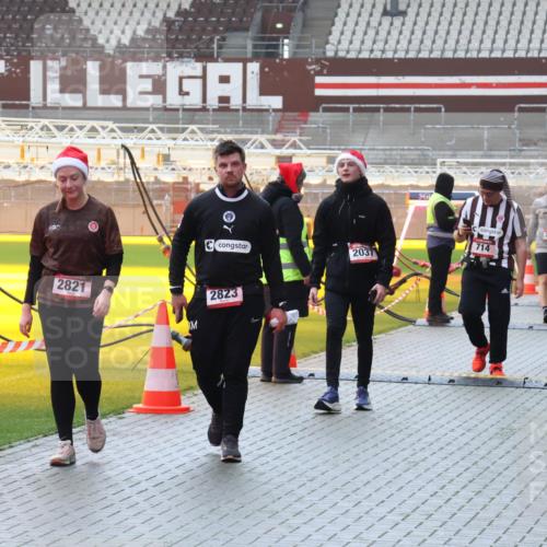 07.12.2025 - St. Pauli X-Mass-Run No. 15 Luisa Fischer http://msf.ph/oto/9382775 07.12.2025 11:24:10 Ziel 9018, 2821, 2823, 2037, 714, 240, 2812, 2367, 593, 714, 1141, 2037, 2387, 2389, 2409, 2814, 2821, 2823, 3071, 3190, 3191, 3302, 4648 meine-sportfotos.de