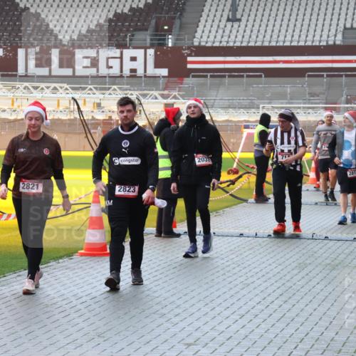 07.12.2025 - St. Pauli X-Mass-Run No. 15 Luisa Fischer http://msf.ph/oto/9382777 07.12.2025 11:24:11 Ziel 808, 2821, 2037, 2823, 2812, 2387, 593, 714, 2037, 2387, 2389, 2409, 2814, 3071, 3190, 3191, 3302, 4648 meine-sportfotos.de