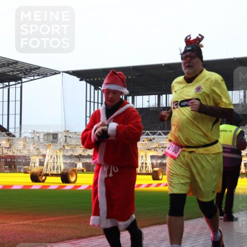 07.12.2025 - St. Pauli X-Mass-Run No. 15 Luisa Fischer http://msf.ph/oto/9382788 07.12.2025 10:50:27 Ziel 2100, 3026, 40, 904, 905, 916, 1035, 1179, 1232, 2100, 2201, 2338, 2340, 2341, 2575, 2777, 2779, 3026, 3030, 3380, 4855 meine-sportfotos.de