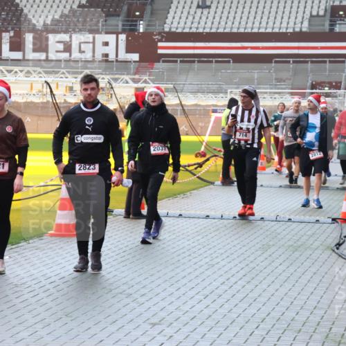 07.12.2025 - St. Pauli X-Mass-Run No. 15 Luisa Fischer http://msf.ph/oto/9382790 07.12.2025 11:24:11 Ziel 503, 2821, 2823, 2037, 714, 2812, 2387, 593, 714, 2037, 2387, 2389, 2409, 2814, 3071, 3190, 3191, 3302, 4648 meine-sportfotos.de