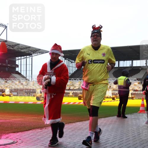 07.12.2025 - St. Pauli X-Mass-Run No. 15 Luisa Fischer http://msf.ph/oto/9382791 07.12.2025 10:50:27 Ziel 3026, 40, 904, 905, 916, 1035, 1179, 1232, 2100, 2201, 2338, 2340, 2341, 2575, 2777, 2779, 3026, 3030, 3380, 4855 meine-sportfotos.de