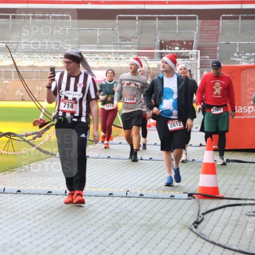 07.12.2025 - St. Pauli X-Mass-Run No. 15 Luisa Fischer http://msf.ph/oto/9382794 07.12.2025 11:24:12 Ziel 2037, 714, 2409, 2814, 2812, 2387, 593, 714, 813, 2037, 2387, 2389, 2409, 2814, 3071, 3190, 3191, 3302, 3361, 4648 meine-sportfotos.de