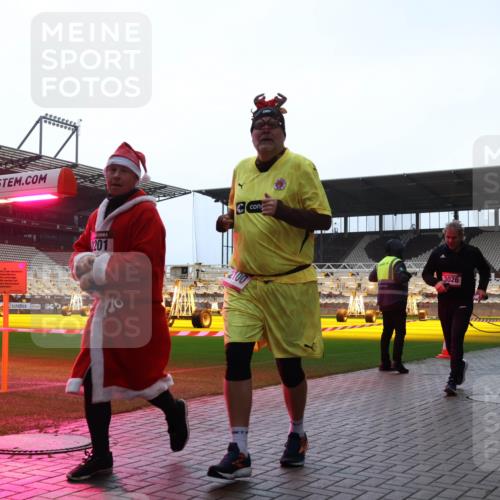 07.12.2025 - St. Pauli X-Mass-Run No. 15 Luisa Fischer http://msf.ph/oto/9382795 07.12.2025 10:50:27 Ziel 2201, 20, 3026, 3030, 40, 904, 905, 916, 1035, 1179, 1232, 2100, 2201, 2338, 2340, 2341, 2575, 2777, 2779, 3026, 3030, 3380, 4855 meine-sportfotos.de