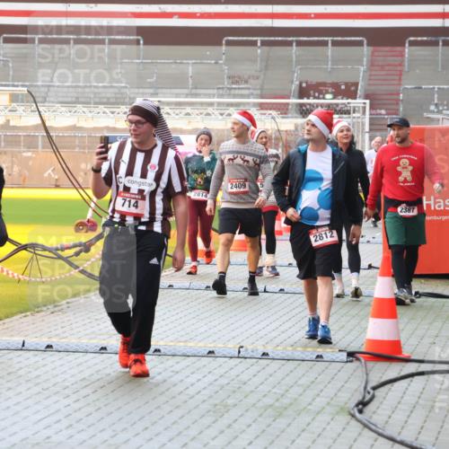 07.12.2025 - St. Pauli X-Mass-Run No. 15 Luisa Fischer http://msf.ph/oto/9382796 07.12.2025 11:24:12 Ziel 2409, 2814, 714, 2037, 2812, 2387, 593, 714, 813, 2037, 2387, 2389, 2409, 2814, 3071, 3190, 3191, 3302, 3361, 4648 meine-sportfotos.de