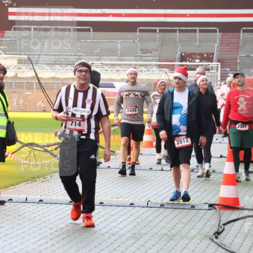 07.12.2025 - St. Pauli X-Mass-Run No. 15 Luisa Fischer http://msf.ph/oto/9382805 07.12.2025 11:24:13 Ziel 2037, 714, 2409, 4534, 70, 68, 2812, 2387, 593, 714, 813, 2037, 2387, 2389, 2409, 2814, 3071, 3190, 3191, 3302, 3361, 4648, 4840, 4841 meine-sportfotos.de