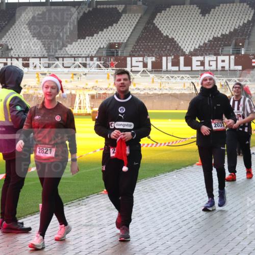 07.12.2025 - St. Pauli X-Mass-Run No. 15 Luisa Fischer http://msf.ph/oto/9382822 07.12.2025 11:24:16 Ziel 2821, 2037, 2409, 593, 714, 813, 2037, 2387, 2389, 2409, 2814, 3071, 3190, 3191, 3302, 3361, 4648, 4840, 4841 meine-sportfotos.de
