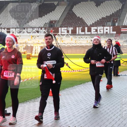 07.12.2025 - St. Pauli X-Mass-Run No. 15 Luisa Fischer http://msf.ph/oto/9382826 07.12.2025 11:24:16 Ziel 2821, 2037, 2409, 593, 714, 813, 2037, 2387, 2389, 2409, 2814, 3071, 3190, 3191, 3302, 3361, 4648, 4840, 4841 meine-sportfotos.de