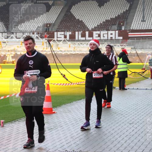 07.12.2025 - St. Pauli X-Mass-Run No. 15 Luisa Fischer http://msf.ph/oto/9382828 07.12.2025 11:24:16 Ziel 2037, 2821, 2623, 2409, 2812, 593, 714, 813, 2037, 2387, 2389, 2409, 2814, 3071, 3190, 3191, 3302, 3361, 4648, 4840, 4841 meine-sportfotos.de