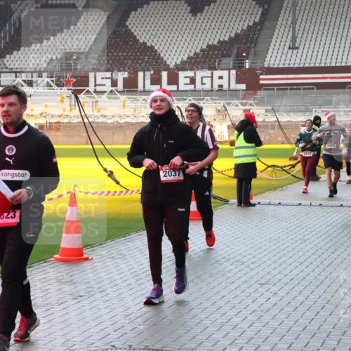 07.12.2025 - St. Pauli X-Mass-Run No. 15 Luisa Fischer http://msf.ph/oto/9382830 07.12.2025 11:24:17 Ziel 2037, 623, 2814, 2409, 2812, 2387, 593, 714, 813, 2037, 2387, 2389, 2409, 2814, 3071, 3190, 3191, 3302, 3361, 4648, 4840, 4841 meine-sportfotos.de
