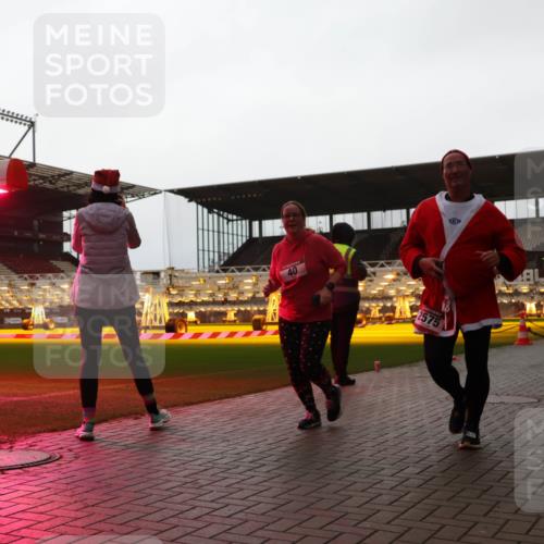 07.12.2025 - St. Pauli X-Mass-Run No. 15 Luisa Fischer http://msf.ph/oto/9382833 07.12.2025 10:50:38 Ziel 40, 2575, 40, 904, 905, 916, 1035, 1232, 2100, 2201, 2250, 2338, 2340, 2341, 2460, 2575, 2582, 2583, 2584, 2777, 2779, 3026, 3030, 3287, 3291, 3380, 4075, 4110, 4111, 4756, 4757, 4759, 4855 meine-sportfotos.de