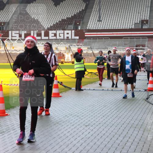 07.12.2025 - St. Pauli X-Mass-Run No. 15 Luisa Fischer http://msf.ph/oto/9382843 07.12.2025 11:24:17 Ziel 2037, 2814, 2409, 2812, 307, 593, 714, 813, 2037, 2387, 2389, 2409, 2814, 3071, 3190, 3191, 3302, 3361, 4648, 4840, 4841 meine-sportfotos.de