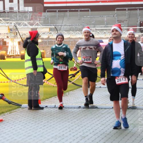 07.12.2025 - St. Pauli X-Mass-Run No. 15 Luisa Fischer http://msf.ph/oto/9382856 07.12.2025 11:24:19 Ziel 2814, 2409, 2812, 3071, 593, 813, 2037, 2387, 2389, 2409, 2814, 3071, 3190, 3191, 3302, 3361, 4648, 4840, 4841 meine-sportfotos.de