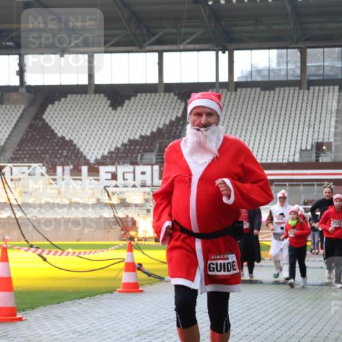 07.12.2025 - St. Pauli X-Mass-Run No. 15 Luisa Fischer http://msf.ph/oto/9382864 07.12.2025 10:50:53 Ziel 2581, 40, 564, 904, 905, 1726, 1729, 1730, 2250, 2460, 2575, 2582, 2583, 2584, 2763, 3287, 3291, 3368, 4075, 4110, 4111, 4537, 4756, 4757, 4759, 4760, 4855 meine-sportfotos.de
