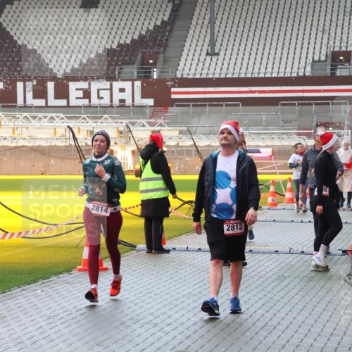 07.12.2025 - St. Pauli X-Mass-Run No. 15 Luisa Fischer http://msf.ph/oto/9382880 07.12.2025 11:24:22 Ziel 2814, 2812, 9, 313, 593, 813, 2037, 2386, 2387, 2388, 2389, 2409, 2814, 3071, 3190, 3191, 3302, 3361, 4648, 4840, 4841 meine-sportfotos.de