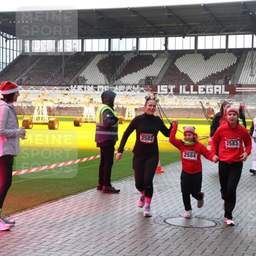 07.12.2025 - St. Pauli X-Mass-Run No. 15 Luisa Fischer http://msf.ph/oto/9382881 07.12.2025 10:51:00 Ziel 2582, 2584, 2583, 904, 381, 564, 904, 905, 1726, 1729, 1730, 2250, 2460, 2582, 2583, 2584, 2737, 2738, 2763, 3287, 3291, 3368, 4075, 4110, 4111, 4535, 4537, 4756, 4757, 4759, 4760, 4881 meine-sportfotos.de