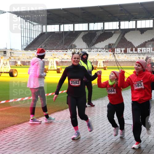 07.12.2025 - St. Pauli X-Mass-Run No. 15 Luisa Fischer http://msf.ph/oto/9382891 07.12.2025 10:51:01 Ziel 2582, 2584, 2583, 904, 381, 564, 904, 905, 1726, 1729, 1730, 2250, 2460, 2582, 2583, 2584, 2737, 2738, 2763, 3287, 3291, 3368, 4075, 4110, 4111, 4535, 4537, 4756, 4757, 4759, 4760, 4881 meine-sportfotos.de