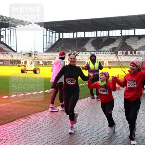 07.12.2025 - St. Pauli X-Mass-Run No. 15 Luisa Fischer http://msf.ph/oto/9382894 07.12.2025 10:51:01 Ziel 2582, 2584, 2583, 904, 381, 564, 904, 905, 1726, 1729, 1730, 2250, 2460, 2582, 2583, 2584, 2737, 2738, 2763, 3287, 3291, 3368, 4075, 4110, 4111, 4535, 4537, 4756, 4757, 4759, 4760, 4881 meine-sportfotos.de