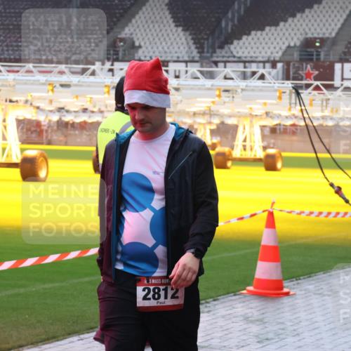 07.12.2025 - St. Pauli X-Mass-Run No. 15 Luisa Fischer http://msf.ph/oto/9382900 07.12.2025 11:24:29 Ziel 2812, 593, 672, 813, 2386, 2387, 2388, 2389, 2409, 2605, 2606, 2814, 2875, 2881, 3071, 3190, 3191, 3361, 4840, 4841 meine-sportfotos.de
