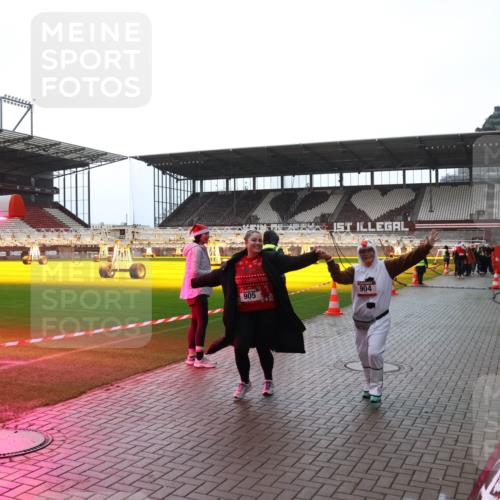 07.12.2025 - St. Pauli X-Mass-Run No. 15 Luisa Fischer http://msf.ph/oto/9382906 07.12.2025 10:51:04 Ziel 905, 904, 249, 381, 564, 1726, 1729, 1730, 2250, 2460, 2582, 2583, 2584, 2737, 2738, 2763, 3287, 3291, 3368, 4075, 4110, 4111, 4535, 4537, 4756, 4757, 4759, 4760, 4881 meine-sportfotos.de