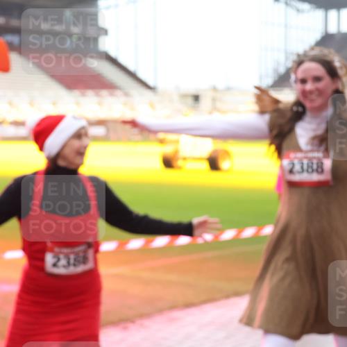 07.12.2025 - St. Pauli X-Mass-Run No. 15 Luisa Fischer http://msf.ph/oto/9382956 07.12.2025 11:24:43 Ziel 2386, 2388, 672, 813, 1320, 1773, 2386, 2388, 2399, 2400, 2402, 2448, 2480, 2605, 2606, 2814, 2852, 2875, 2881, 3092, 3194, 3361, 4840, 4841 meine-sportfotos.de