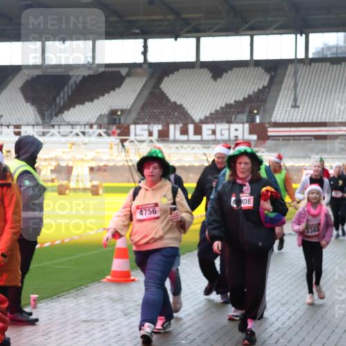 07.12.2025 - St. Pauli X-Mass-Run No. 15 Luisa Fischer http://msf.ph/oto/9382957 07.12.2025 10:51:24 Ziel 4756, 3368, 249, 381, 564, 769, 1093, 1691, 1726, 1729, 1730, 2250, 2460, 2737, 2738, 2763, 3199, 3342, 3368, 4535, 4537, 4760, 4881 meine-sportfotos.de