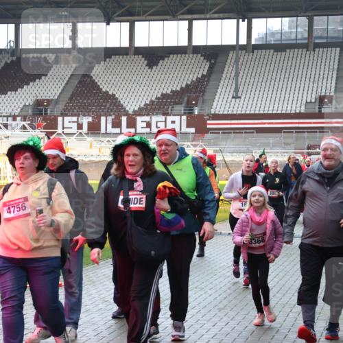 07.12.2025 - St. Pauli X-Mass-Run No. 15 Luisa Fischer http://msf.ph/oto/9382962 07.12.2025 10:51:25 Ziel 4756, 16, 381, 3368, 66, 249, 381, 564, 769, 1093, 1691, 1726, 1729, 1730, 2250, 2460, 2737, 2738, 2763, 3199, 3342, 3368, 4535, 4537, 4760, 4881 meine-sportfotos.de