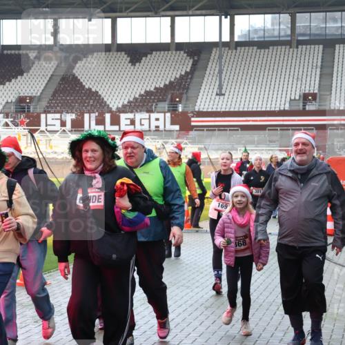 07.12.2025 - St. Pauli X-Mass-Run No. 15 Luisa Fischer http://msf.ph/oto/9382964 07.12.2025 10:51:25 Ziel 5, 4756, 169, 368, 381, 36, 249, 381, 564, 769, 1093, 1691, 1726, 1729, 1730, 2250, 2460, 2737, 2738, 2763, 3199, 3342, 3368, 4535, 4537, 4760, 4881 meine-sportfotos.de