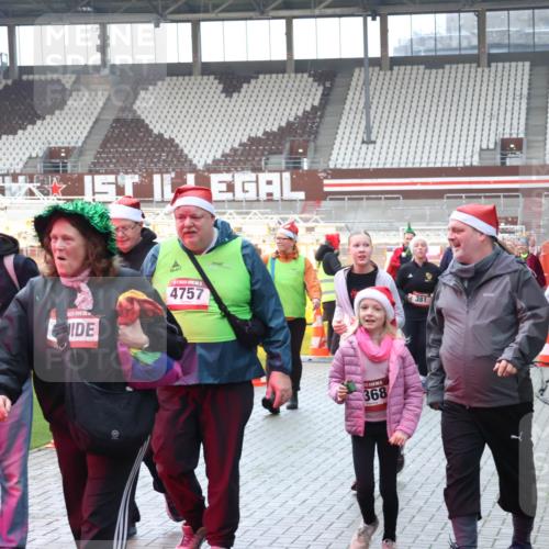 07.12.2025 - St. Pauli X-Mass-Run No. 15 Luisa Fischer http://msf.ph/oto/9382969 07.12.2025 10:51:26 Ziel 5, 756, 4759, 759, 4757, 368, 381, 336, 249, 381, 564, 769, 1093, 1691, 1726, 1729, 1730, 2737, 2738, 2763, 3199, 3342, 3368, 4535, 4537, 4760, 4881 meine-sportfotos.de