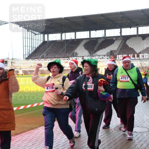 07.12.2025 - St. Pauli X-Mass-Run No. 15 Luisa Fischer http://msf.ph/oto/9382976 07.12.2025 10:51:27 Ziel 4756, 4757, 3368, 249, 381, 564, 769, 1093, 1691, 1726, 1729, 1730, 2737, 2738, 2763, 3199, 3342, 3368, 4535, 4537, 4760, 4881 meine-sportfotos.de