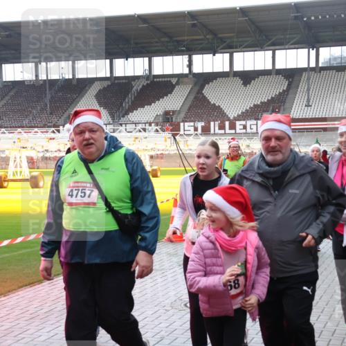 07.12.2025 - St. Pauli X-Mass-Run No. 15 Luisa Fischer http://msf.ph/oto/9382988 07.12.2025 10:51:28 Ziel 4757, 68, 249, 381, 564, 769, 1093, 1691, 1726, 1729, 1730, 2737, 2738, 2763, 3199, 3342, 3368, 4535, 4537, 4760, 4881 meine-sportfotos.de