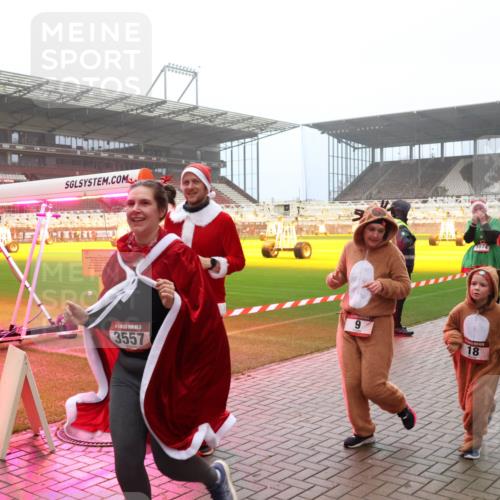 07.12.2025 - St. Pauli X-Mass-Run No. 15 Luisa Fischer http://msf.ph/oto/9382995 07.12.2025 10:13:20 Ziel 15, 3557, 9, 1074, 1070, 18, 1077, 1072, 9, 18, 80, 938, 1044, 1126, 1397, 1733, 2687, 2711, 2712, 2758, 2760, 2770, 3040, 3428, 3514, 3551, 3557, 3585, 3588, 3589, 3799, 3834, 3836, 4487, 4664 meine-sportfotos.de