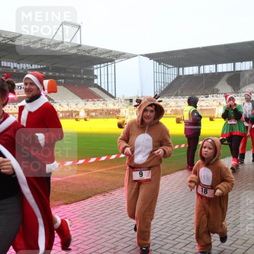 07.12.2025 - St. Pauli X-Mass-Run No. 15 Luisa Fischer http://msf.ph/oto/9382999 07.12.2025 10:13:20 Ziel 3557, 6, 18, 1074, 07, 1077, 1072, 9, 18, 80, 938, 1044, 1126, 1397, 1733, 2687, 2711, 2712, 2758, 2760, 2770, 3040, 3428, 3514, 3551, 3557, 3585, 3588, 3589, 3799, 3834, 3836, 4487, 4664 meine-sportfotos.de