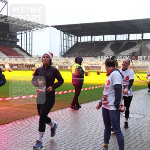 07.12.2025 - St. Pauli X-Mass-Run No. 15 Luisa Fischer http://msf.ph/oto/9383007 07.12.2025 11:24:48 Ziel 2875, 2881, 840, 672, 813, 1320, 1346, 1752, 1773, 2386, 2388, 2399, 2400, 2402, 2448, 2480, 2605, 2606, 2814, 2852, 2875, 2881, 3092, 3194, 3361, 4840, 4841 meine-sportfotos.de