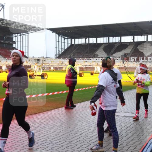 07.12.2025 - St. Pauli X-Mass-Run No. 15 Luisa Fischer http://msf.ph/oto/9383009 07.12.2025 11:24:48 Ziel 2, 672, 813, 1320, 1346, 1752, 1773, 2386, 2388, 2399, 2400, 2402, 2448, 2480, 2605, 2606, 2814, 2852, 2875, 2881, 3092, 3194, 3361, 4840, 4841 meine-sportfotos.de
