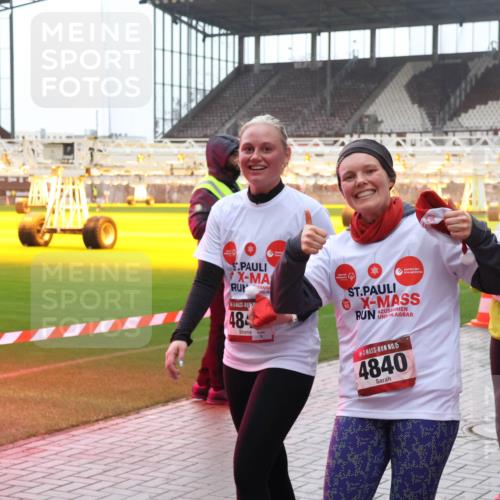 07.12.2025 - St. Pauli X-Mass-Run No. 15 Luisa Fischer http://msf.ph/oto/9383013 07.12.2025 11:24:49 Ziel 484, 15, 4840, 672, 813, 1320, 1346, 1752, 1773, 2386, 2388, 2399, 2400, 2402, 2448, 2480, 2605, 2606, 2814, 2852, 2875, 2881, 3092, 3194, 3195, 3361, 4840, 4841 meine-sportfotos.de