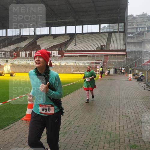 07.12.2025 - St. Pauli X-Mass-Run No. 15 Fabian Wolf http://msf.ph/oto/9383017 07.12.2025 10:10:34 Ziel 550, 964, 1571, 2083, 2087 meine-sportfotos.de