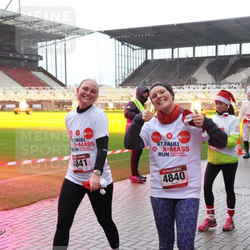 07.12.2025 - St. Pauli X-Mass-Run No. 15 Luisa Fischer http://msf.ph/oto/9383019 07.12.2025 11:24:50 Ziel 15, 4841, 15, 4840, 813, 672, 813, 1320, 1346, 1752, 1773, 2386, 2388, 2399, 2400, 2402, 2448, 2480, 2605, 2606, 2814, 2852, 2859, 2869, 2875, 2881, 3092, 3193, 3194, 3195, 3361, 4840, 4841 meine-sportfotos.de