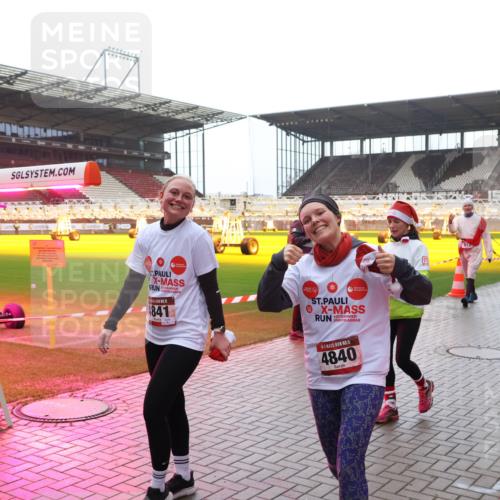 07.12.2025 - St. Pauli X-Mass-Run No. 15 Luisa Fischer http://msf.ph/oto/9383020 07.12.2025 11:24:50 Ziel 4841, 15, 4840, 672, 813, 1320, 1346, 1752, 1773, 2386, 2388, 2399, 2400, 2402, 2448, 2480, 2605, 2606, 2814, 2852, 2859, 2869, 2875, 2881, 3092, 3193, 3194, 3195, 3361, 4840, 4841 meine-sportfotos.de