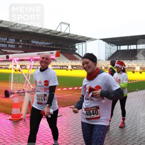 07.12.2025 - St. Pauli X-Mass-Run No. 15 Luisa Fischer http://msf.ph/oto/9383026 07.12.2025 11:24:51 Ziel 15, 4841, 15, 4840, 1, 672, 813, 1320, 1346, 1752, 1773, 2386, 2388, 2399, 2400, 2402, 2448, 2480, 2605, 2606, 2814, 2852, 2859, 2869, 2875, 2881, 3092, 3193, 3194, 3195, 3361, 4840, 4841 meine-sportfotos.de