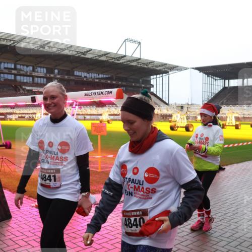 07.12.2025 - St. Pauli X-Mass-Run No. 15 Luisa Fischer http://msf.ph/oto/9383028 07.12.2025 11:24:51 Ziel 15, 4841, 15, 4840, 613, 672, 813, 1320, 1346, 1752, 1773, 2386, 2388, 2399, 2400, 2402, 2448, 2480, 2605, 2606, 2814, 2852, 2859, 2869, 2875, 2881, 3092, 3193, 3194, 3195, 3361, 4840, 4841 meine-sportfotos.de