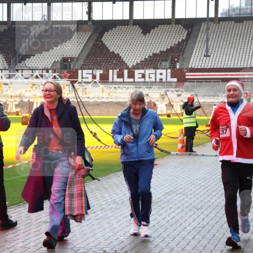07.12.2025 - St. Pauli X-Mass-Run No. 15 Luisa Fischer http://msf.ph/oto/9383047 07.12.2025 10:51:39 Ziel 287, 1093, 249, 381, 564, 769, 1093, 1691, 2642, 2643, 2674, 2737, 2738, 2763, 2959, 3199, 3342, 4535, 4537, 4760, 4881 meine-sportfotos.de