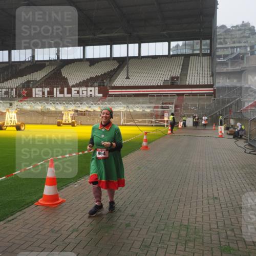 07.12.2025 - St. Pauli X-Mass-Run No. 15 Fabian Wolf http://msf.ph/oto/9383055 07.12.2025 10:10:35 Ziel 550, 964, 1571, 2083, 2087 meine-sportfotos.de