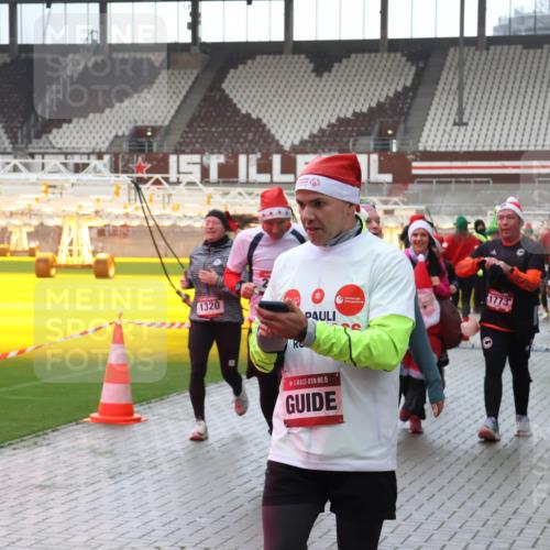 07.12.2025 - St. Pauli X-Mass-Run No. 15 Luisa Fischer http://msf.ph/oto/9383117 07.12.2025 11:25:15 Ziel 1320, 1773, 3306, 15, 470, 473, 672, 705, 1320, 1346, 1384, 1427, 1527, 1752, 1773, 1855, 1858, 2151, 2193, 2399, 2400, 2402, 2447, 2448, 2480, 2606, 2852, 2859, 2869, 2981, 2990, 3092, 3193, 3194, 3195, 3306, 3314, 4632, 5003 meine-sportfotos.de