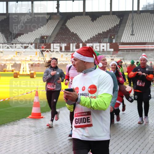 07.12.2025 - St. Pauli X-Mass-Run No. 15 Luisa Fischer http://msf.ph/oto/9383119 07.12.2025 11:25:16 Ziel 1320, 27, 3306, 15, 470, 473, 705, 1320, 1346, 1384, 1427, 1527, 1544, 1752, 1773, 1855, 1858, 1961, 2151, 2193, 2399, 2400, 2402, 2447, 2448, 2480, 2852, 2859, 2869, 2981, 2990, 3092, 3193, 3194, 3195, 3306, 3314, 4632, 5003 meine-sportfotos.de