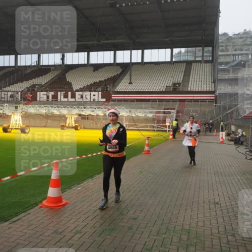07.12.2025 - St. Pauli X-Mass-Run No. 15 Fabian Wolf http://msf.ph/oto/9383138 07.12.2025 10:10:46 Ziel 964, 1768, 4885 meine-sportfotos.de