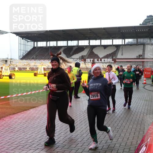 07.12.2025 - St. Pauli X-Mass-Run No. 15 Luisa Fischer http://msf.ph/oto/9383144 07.12.2025 10:52:07 Ziel 2674, 2959, 275, 328, 1047, 1093, 1964, 1982, 1984, 2103, 2105, 2165, 2287, 2289, 2327, 2332, 2553, 2593, 2607, 2642, 2643, 2674, 2836, 2837, 2959, 3199, 3223, 3228, 4550, 4862 meine-sportfotos.de