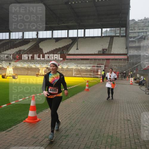 07.12.2025 - St. Pauli X-Mass-Run No. 15 Fabian Wolf http://msf.ph/oto/9383152 07.12.2025 10:10:46 Ziel 964, 1768, 4885 meine-sportfotos.de